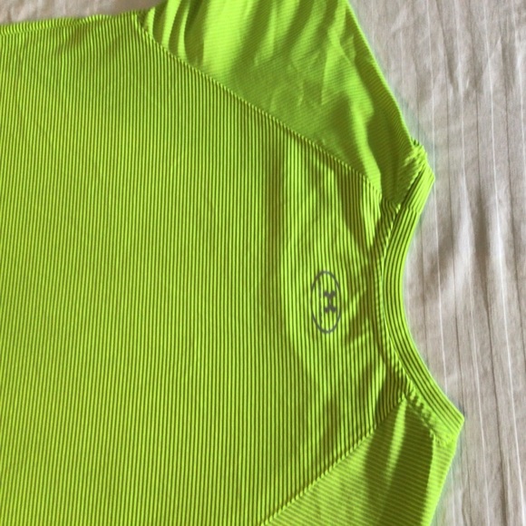 Under Armour Short Sleeve Shirts Loose fit, SM/PP lime green with Bk Lines EUC - Picture 4 of 5